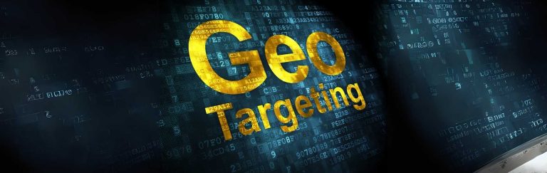 Moderne digitale werkplek met laptop en holografische AI-iconen zoals ChatGPT, Gemini en Perplexity — illustratief voor GEO SEO.