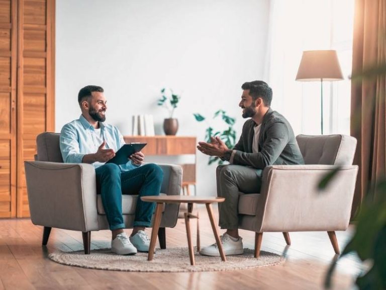 coachingsgesprek in praktijkruimte tussen coach en cliënt
