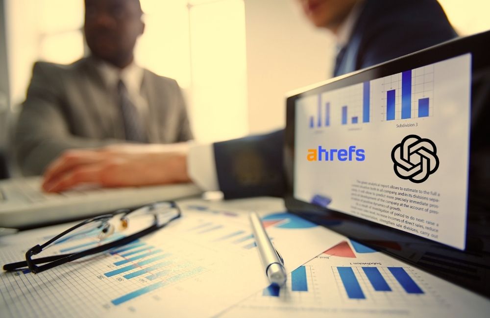 Visueel overzicht van SEO-tools zoals Ahrefs naast ChatGPT en andere AI-modellen op een computerscherm, als vergelijking tussen Google-mentions en AI-vindbaarheid.